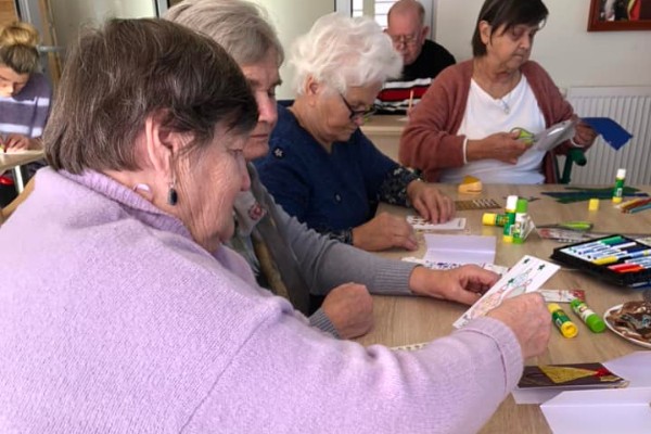 Seniorzy wykonywali dziś własnoręczne karteczki, by podzielić się nimi z naszymi przyjaciółmi i znajomymi