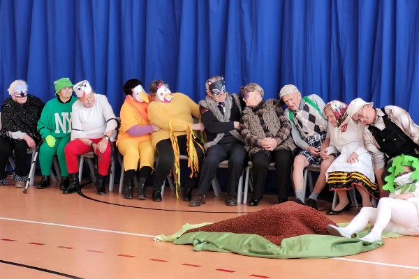 Seniorzy z gościnnym występem "Rzepki" w Szkole Podstawowej w Zarzeczu