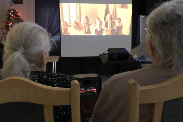 Specjalnie dla Seniorów filmowy powrót do dawnych lat. Popcorn w dłoni, śmiech w powietrzu, a na ekranie… "Sami swoi. Początek!