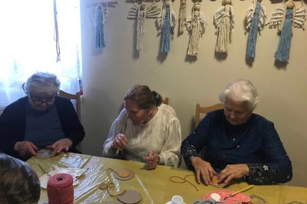 By na stole było ładniej dzisiaj Seniorzy pracowali nad podkładkami, a jutro zobaczymy wszystko w komplecie