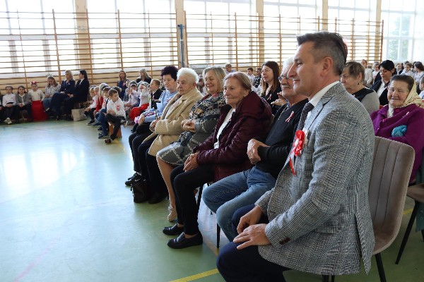 Obchody święta 11 listopada w Szkole Podstawowej nr 1 w Osobnicy w której my również uczestniczyliśmy