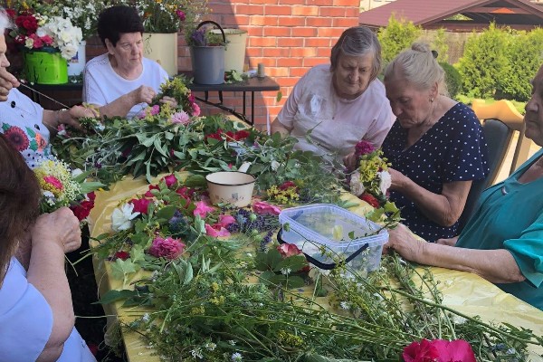 Spracowane ręce naszych Pań potrafiły wykonać cudowne, kolorowe pachnące wianki na zakończenie oktawy Bożego Ciała, a w tle akompaniament akordeonu