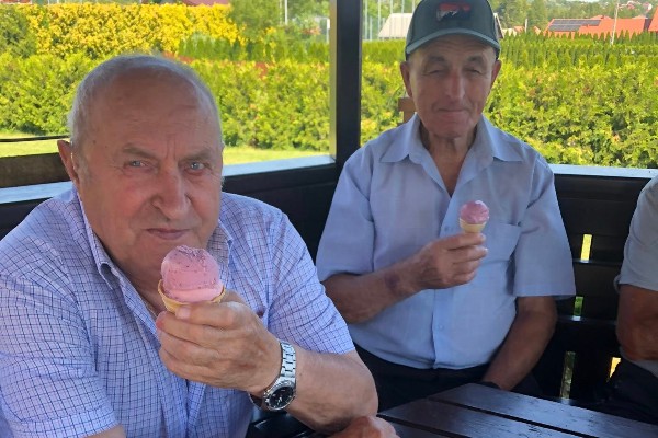 W naszym Domu radzimy sobie z upałem po swojemu zimne lody, wspólne śpiewanie i muzyka