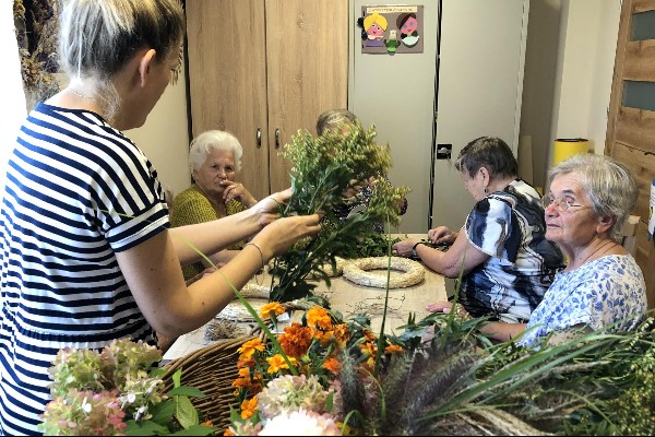 Jesienne wianki wykonane przez Seniorki upiększą nasz dom 