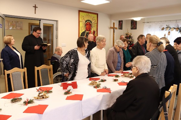 Seniorzy do wigilijnego stołu w swoich domach zasiądą jutro, a dzisiaj w rodzinnym gronie DDO spotkaliśmy się na obiedzie wigilijnym