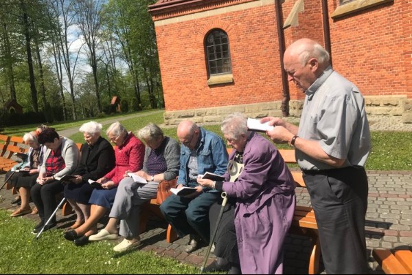 Seniorzy wraz z ks prałatem Czesławem Szewczykiem śpiewali pieśni przy Grocie Matki Boskiej z Lourdes oraz odmówili Litanię Loretańską