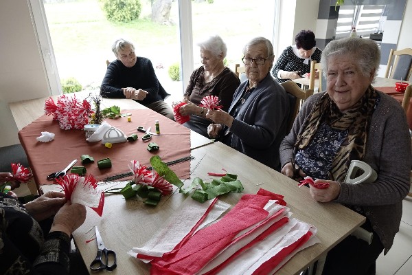 Terapia zajęciowa - wykonywanie kwiatów oraz flag na Majowe Święta Narodowe