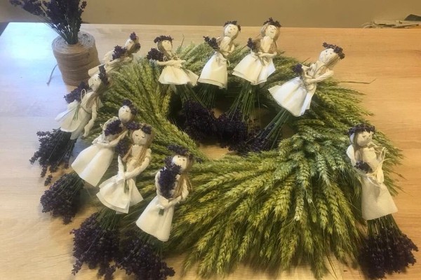 Seniorki z wielkim zaangażowaniem i uśmiechem tworzyły przepiękne, pachnące laleczki lawendowe