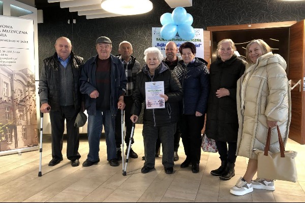 Grupa Seniorów podziwiała przedszkolaków z Prywatnego Bajkowego Przedszkola w JDK-u w Bajce słowno-muzycznej „Baśniowy świat wartości”, inni ćwiczyli umysł przy grach planszowych.
