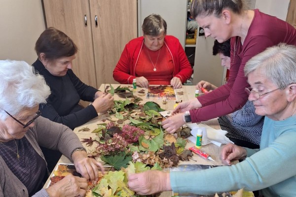 Kreatorki mody czyli nasze Panie z DDO  przygotowały propozycje jesiennych, kolorowych sukni.