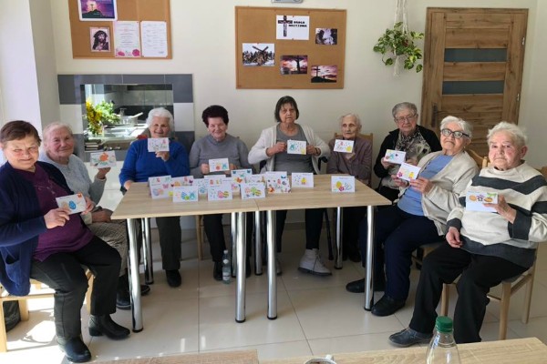 Niedziela palmowa za trzy dni, a nasza palma jest wysoka więc roboty co nie miara. Życzenia świąteczne wyślemy na karteczkach zdobionych przez Seniorów.