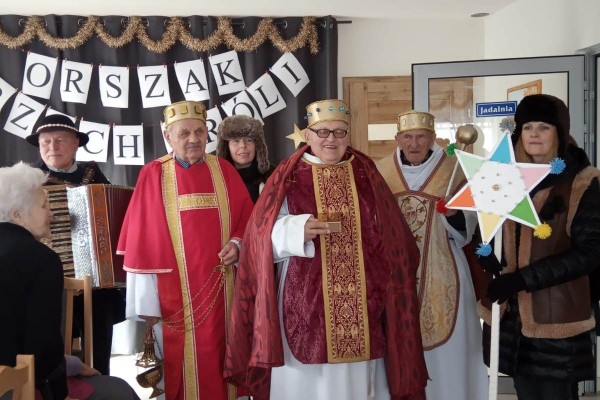 Tak to wędrowali Trzej Królowie z naszego Domu Pomocy. Szukali Dziecię Jezus w sklepach, szkołach, w Ośrodku Zdrowia i w Urzędzie Gminy w Jaśle