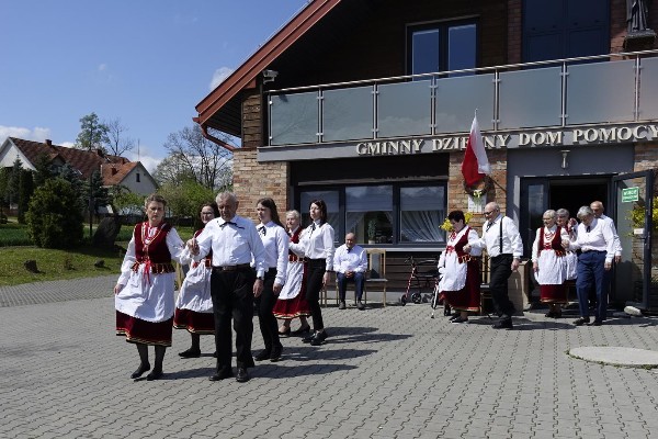 Akademia z okazji - Święta Pracy, Dnia Flagi i Uchwalenia Konstytucji 3 Maja - program słowno- muzyczny i polonez w wykonaniu Seniorów