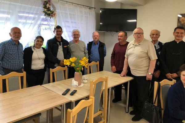 Odwiedzili nas goście z dalekiej Gwatemali Elder Lopez i Magali Merida de Lopez z naszym ks. Tomaszem Godlewskim, a późnij racuchy, sadzenie pomidorów i gra w tysiąca