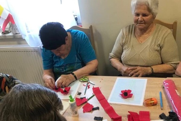 Maki czerwone, polskie, a te wykonane przez Seniorki nawet pachną. Był także czas na układanie klocków i malowanie motyli.