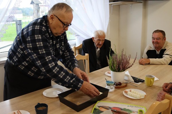 Dzień parówki w DDO. Specjalne jej wydanie w cieście francuskim na gorąco przygotowali Seniorzy