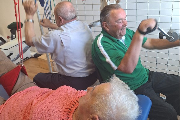 Prace ręczne podczas zajęć terapeutycznych, ćwiczenia gimnastyczne oraz zbiory pszenicy 