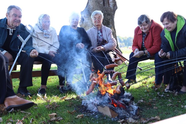 Płonie ognisko i szumią dęby. Kiełbaska na kiju upieczona przy ognisku smakuje niepowtarzalnie