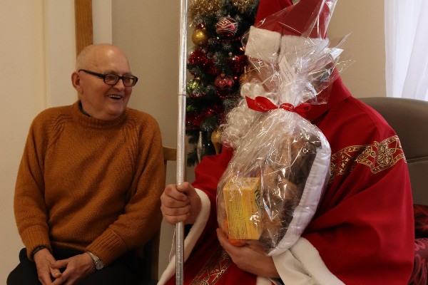 DDO odwiedził wyjątkowy gość, święty Mikołaj przy asyście aniołów, by obdarować Seniorów