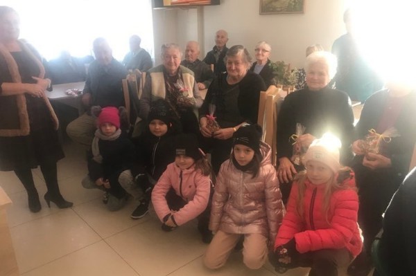 Delegacja dzieci ze Szkoły Podstawowej Nr.1 w Osobnicy złożyła życzenia świąteczne seniorom
