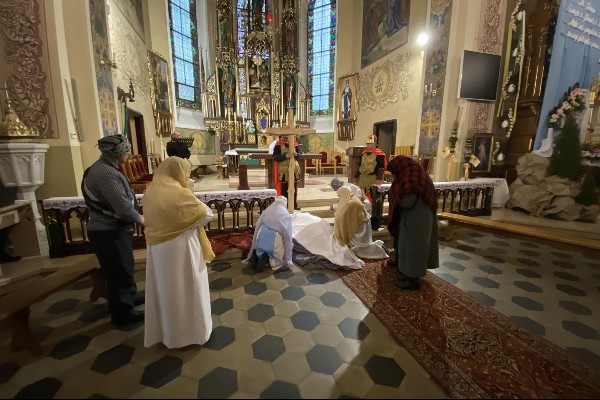 Wielki Piątek- Misterium Męki Pańskiej w wykonaniu seniorów i pracowników GDDP w kościele parafialnym w Osobnicy